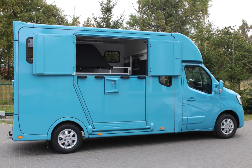 Duży niebieski samochód dostawczy.