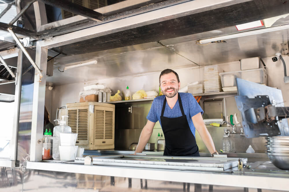 Dobrze zaprojektowany food truck – czego nie może zabraknąć w zabudowie?