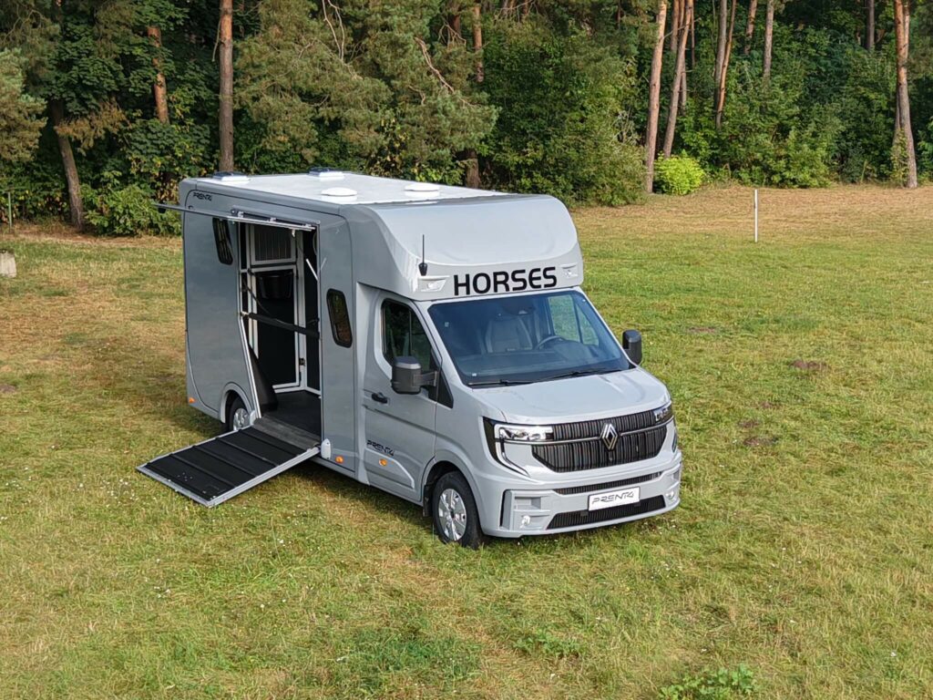 Samochód z przyczepą do transportu koni.