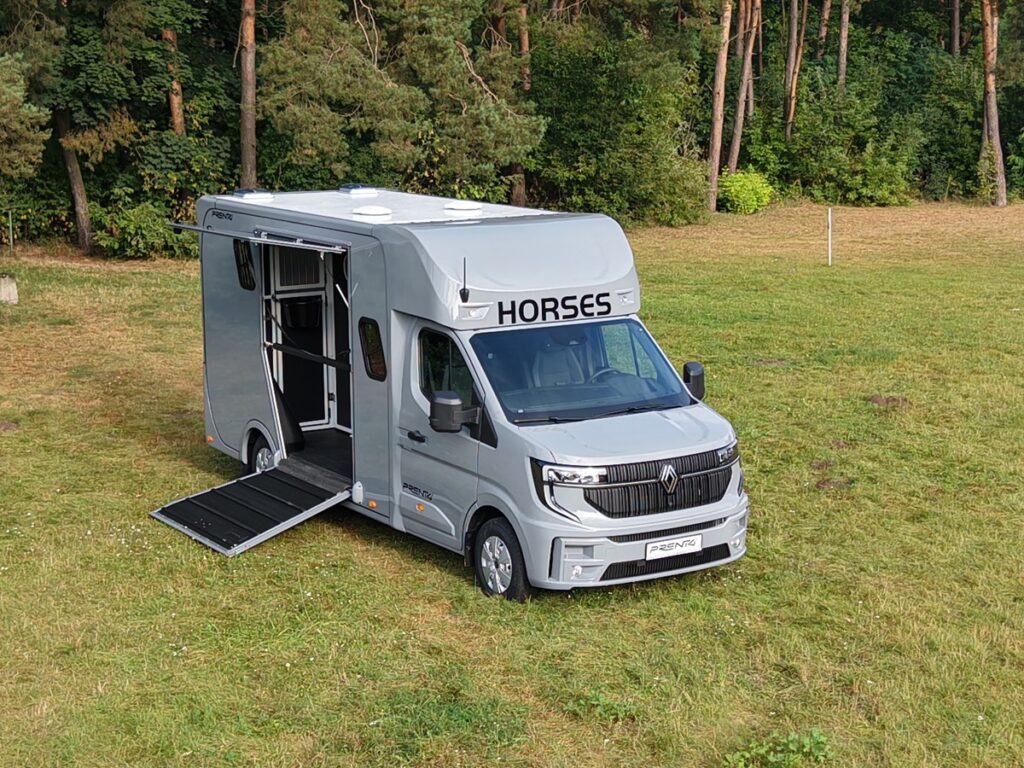 Biały van do przewozu koni