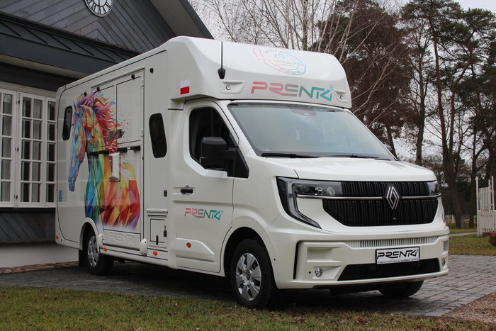 Biała ciężarówka z nadrukiem.