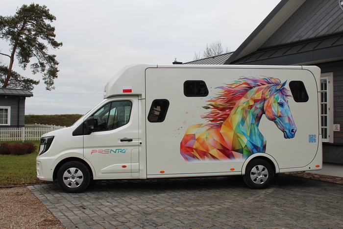 Kolorowy, malowany autokar.