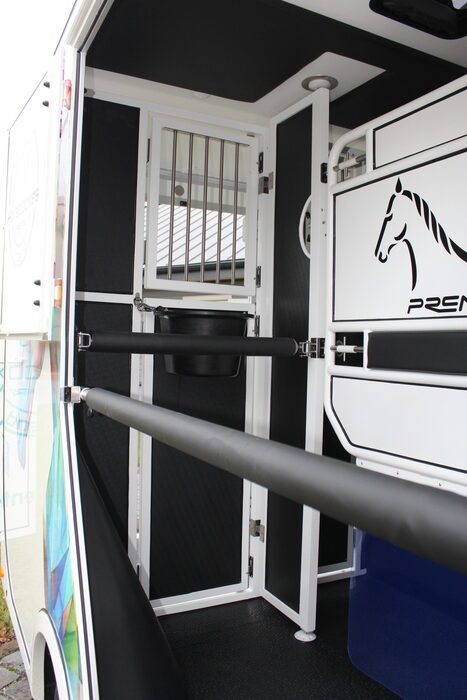 Wnętrze przyczepy do przewozu koni.